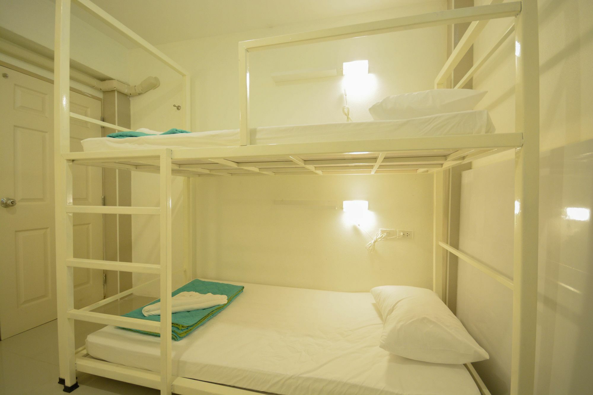 Irest Ao Nang Seafront Hostel Buitenkant foto