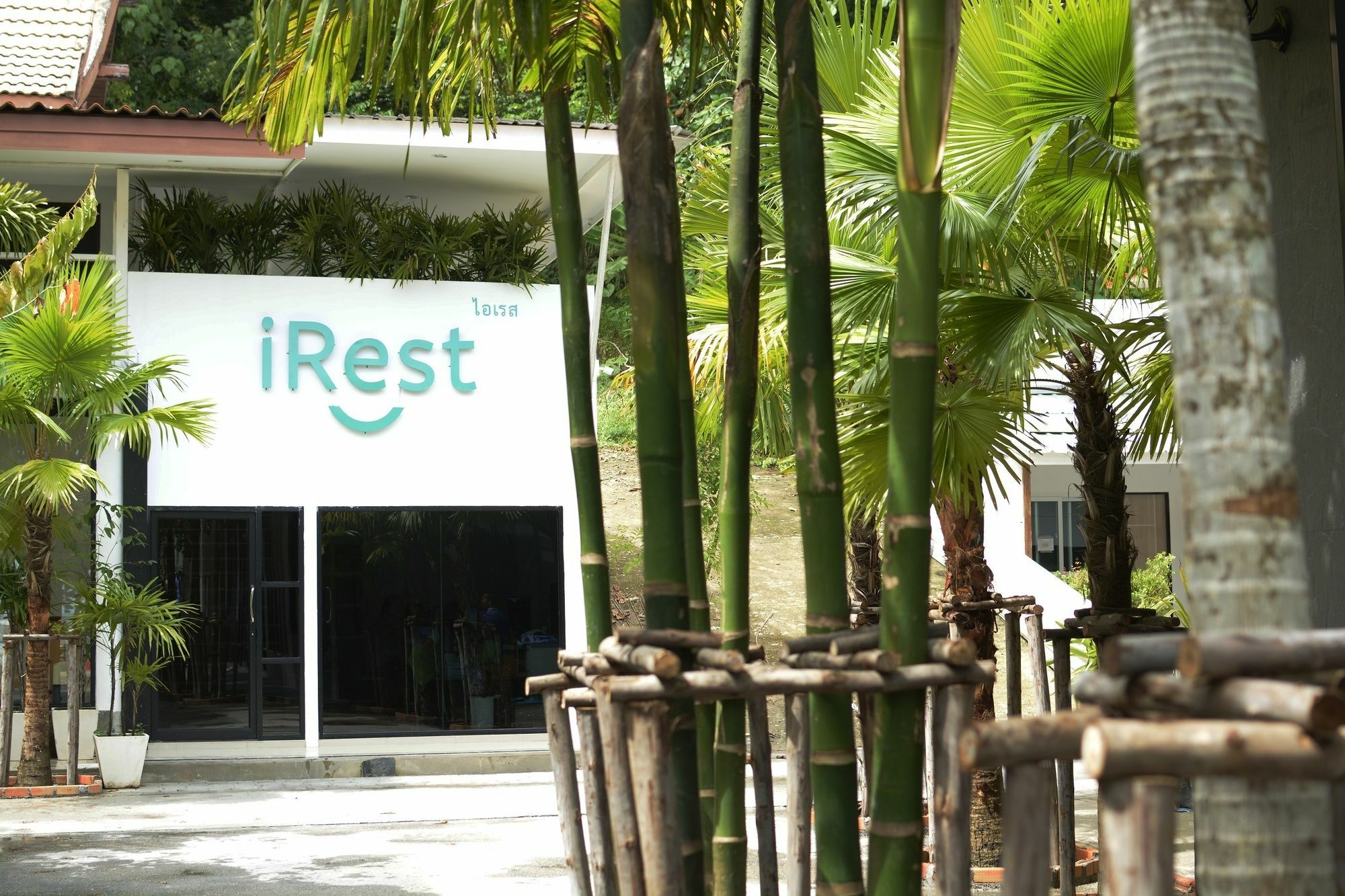 Irest Ao Nang Seafront Hostel Buitenkant foto
