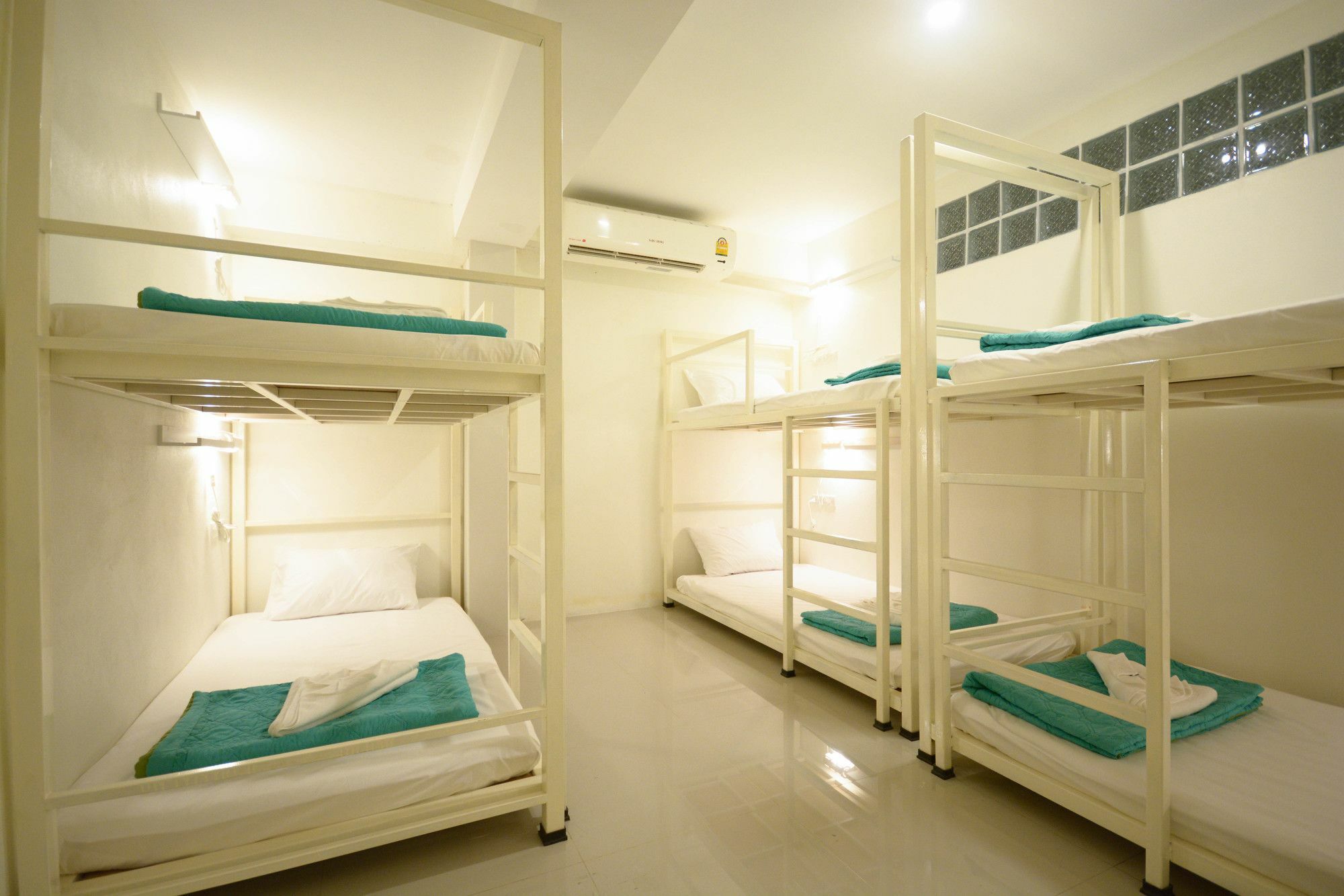 Irest Ao Nang Seafront Hostel Buitenkant foto